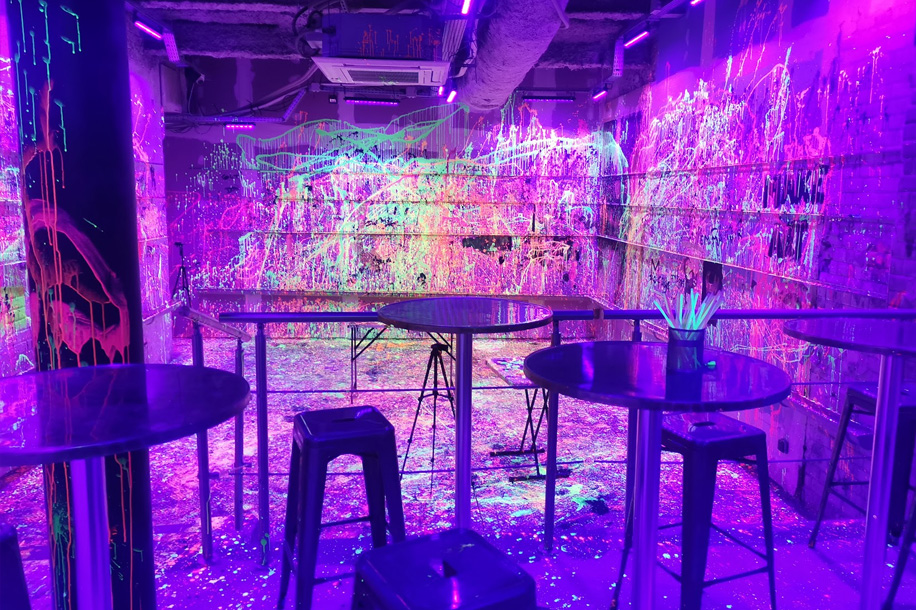 Peinture, lumière noire et fun : cap sur l’univers des Paint Invaders