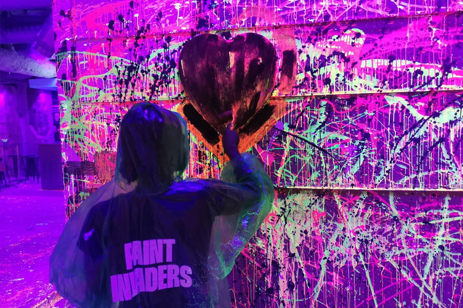 Peinture, lumière noire et fun : cap sur l’univers des Paint Invaders