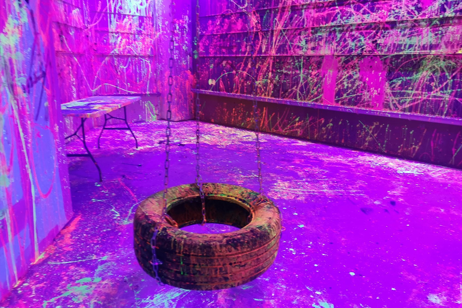 Peinture, lumière noire et fun : cap sur l’univers des Paint Invaders