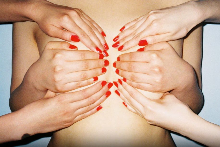 “En Plein Cœur”, l’exposition gratuite qui explore un siècle d’amour chez Guerlain