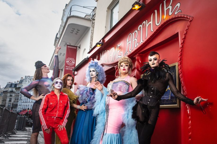 Soirée cabaret gratuite avec Madame Arthur : performances, karaoké & tarot