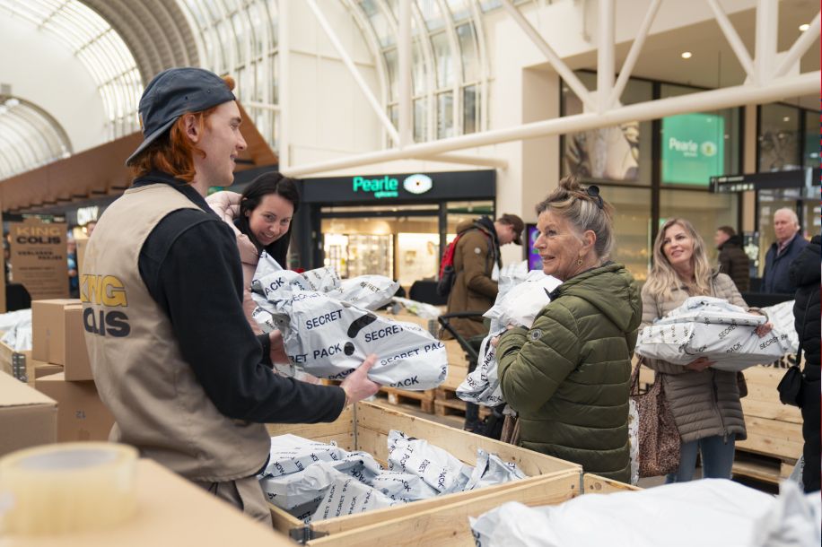 Dix tonnes de colis mystères mises en vente et une semaine pour tenter sa chance !