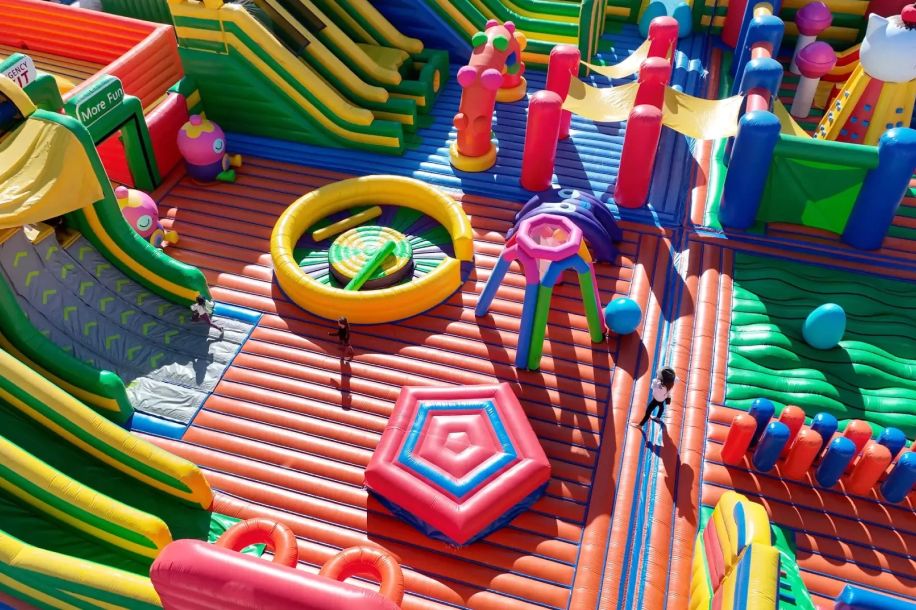 FunBox, le plus grand parc gonflable du monde débarque en en Île de France pour 3 mois