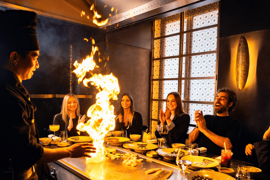 Un restaurant où le chef cuisine devant vous comme un spectacle
