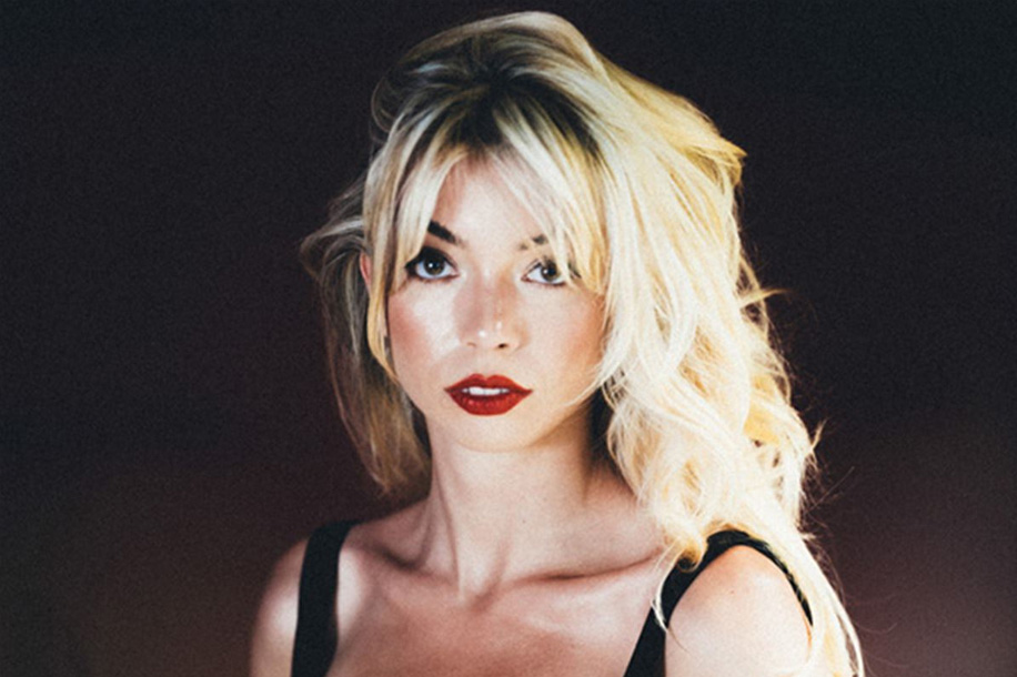 Roxane en showcase gratuit à la Fnac Bercy